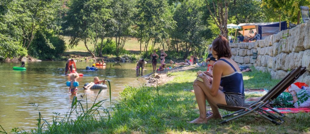 Vacanciers s'amusent dans la rivière de du camping la Salendrinque