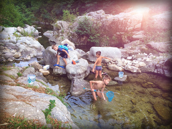 Enfants s'amusant dans la rivière de notre camping des Cévennes - La Salendrinque