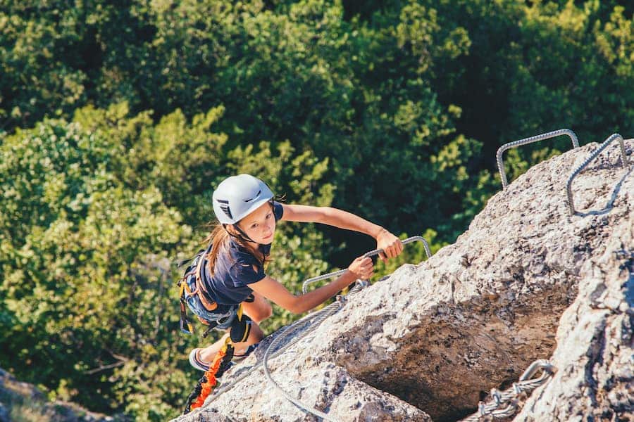 Enfant fait de la via ferrata dans les Cévennes - Activité insolite - Camping Cévennes la Salendrinque